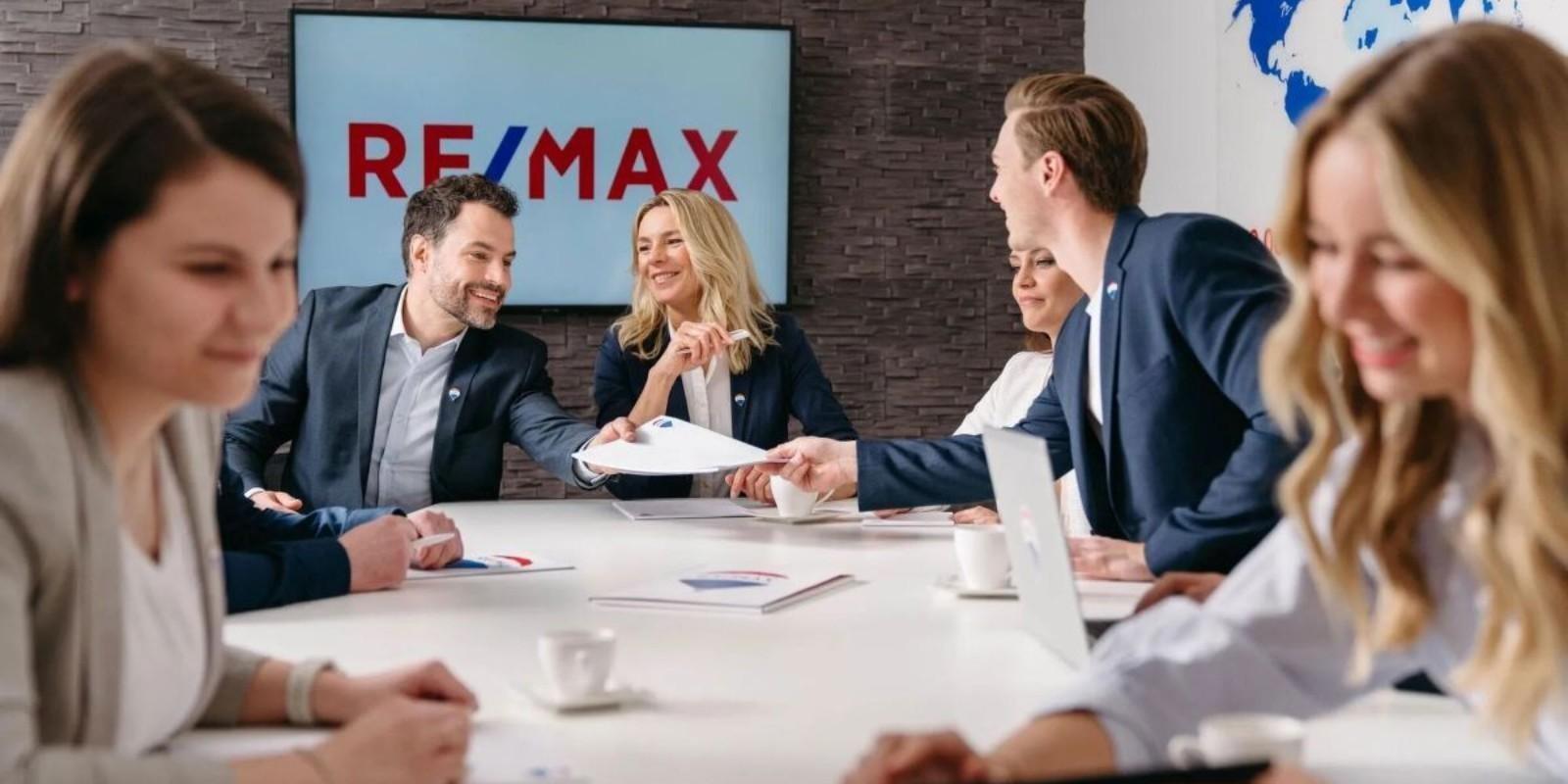 Jovens no Imobiliário: Como Ganhar 10x Mais que o Salário Mínimo com Redes Sociais